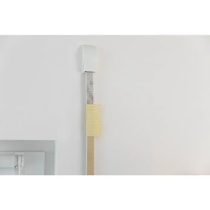 Schellenberg Gurtfix Maxi - Länge: 4,3 cm, Gurtbreite: 23 mm, Grau - Detailaufnahme eines Fensterrollos mit verschiedenen Stoffproben, die an der Wand befestigt sind, um die Farbauswahl zu erleichtern.