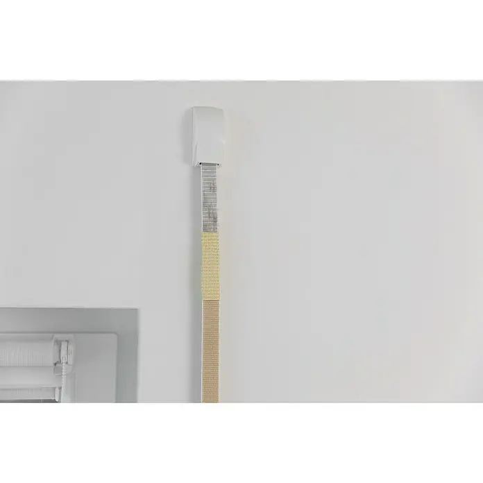 Schellenberg Gurtfix Mini - Länge: 4,3 m, Gurtbreite: 14 mm, Grau - Ein vertikaler Rollladen mit unterschiedlichen Farbabschnitten, von Grau über Gelb bis Braun, hängt an einer weißen Wand.