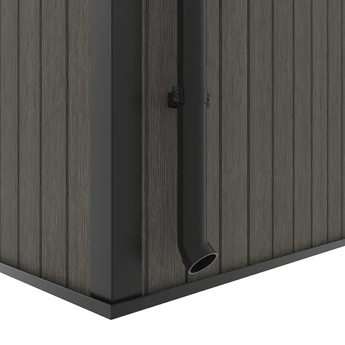 Gerätehaus 11x7 - Außenmaß inkl. Dachüberstand (B x T): 360 x 225,6 cm, Verbundwerkstoff, Silver Gray - Nahaufnahme einer schwarzen Regenrinne an einer grauen Holzwand, die die Details der Konstruktion und die Funktionalität hervorhebt.