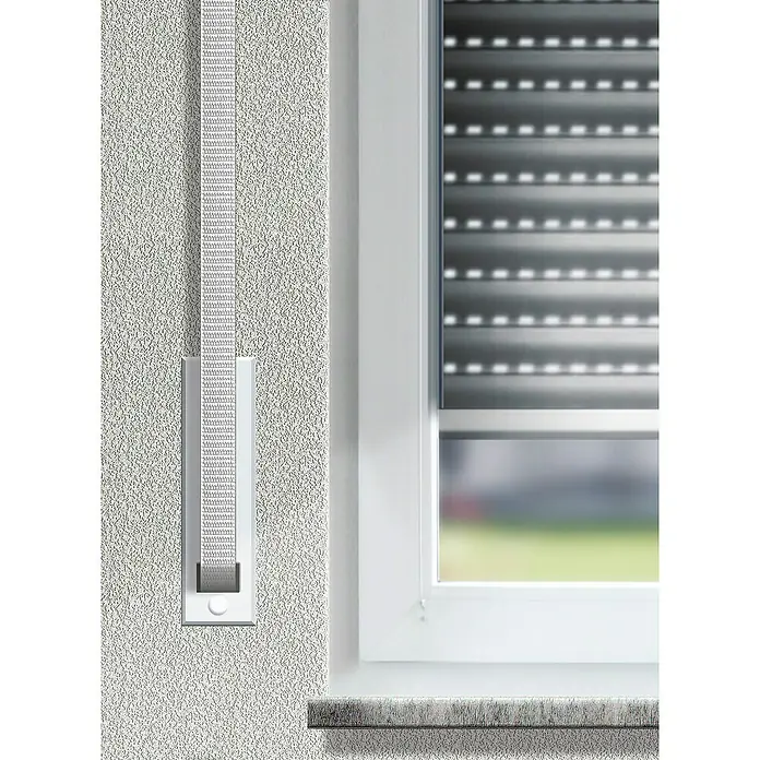 Schellenberg Rollladengurt Mini - 4,5 m, Breite: 14 mm, Weiß - Nahaufnahme eines Fensters mit Rollladen und Gurtwickler. Der Gurtwickler ist an der Wand montiert und dient zur Bedienung des Rollladens.