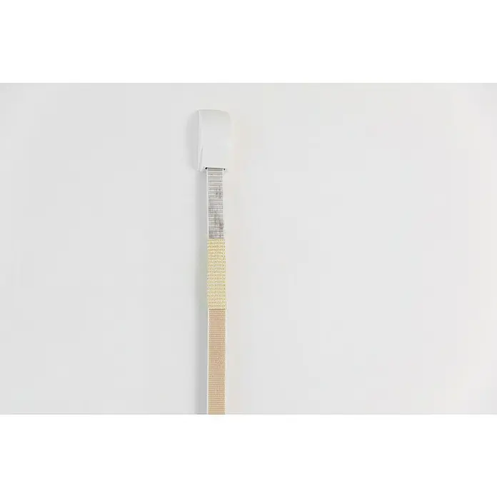 Schellenberg Gurtfix Mini - Länge: 4,3 m, Gurtbreite: 14 mm, Beige - Eine Nahaufnahme eines vertikalen Rollos mit einer weißen Blende und einem mehrfarbigen Stoffdesign vor einer weißen Wand.