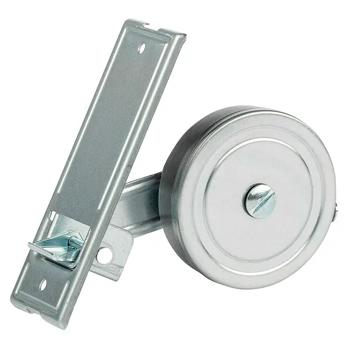 Schellenberg Rollladen-Gurtwickler Maxi - Lochabstand: 105 mm, Gurtbreite: 23 mm, Max. Gurtlänge: 5 m - Nahaufnahme einer silberfarbenen Garagentorrolle mit Halterung vor einem schwarz-weissen Hintergrund.