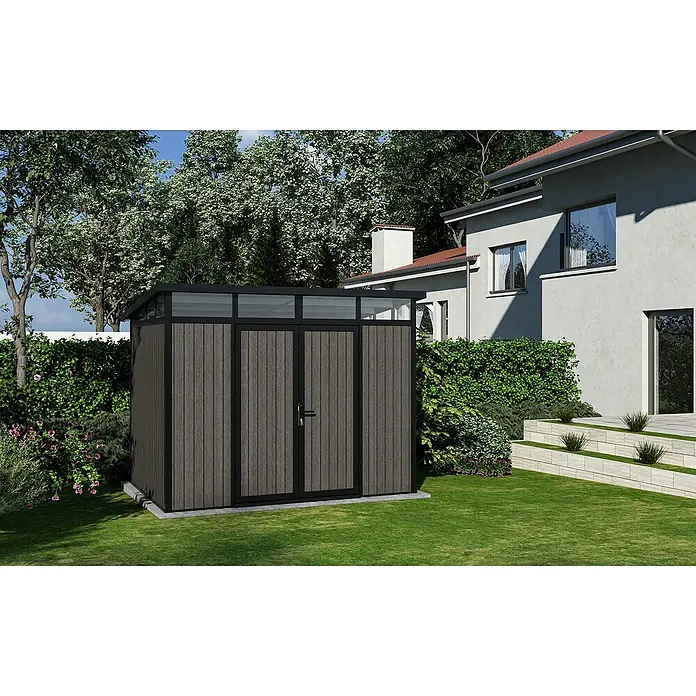Gerätehaus 9x7 - Außenmaß inkl. Dachüberstand (B x T): 300 x 225,6 cm, Verbundwerkstoff, Silver Gray - Ein modernes Gerätehaus mit Doppeltür und Oberlicht steht auf einer grünen Rasenfläche vor einem Haus mit Gartenanlage.