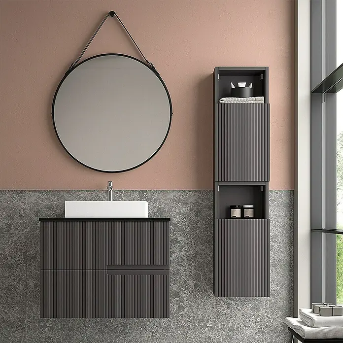 Duplach Mueble bajo de lavabo Mana - L x An x Al: 45 x 60 x 60 cm, Antracita - Un baño moderno con un espejo redondo con marco negro, un mueble de lavabo gris y un armario de pared a juego para almacenaje.