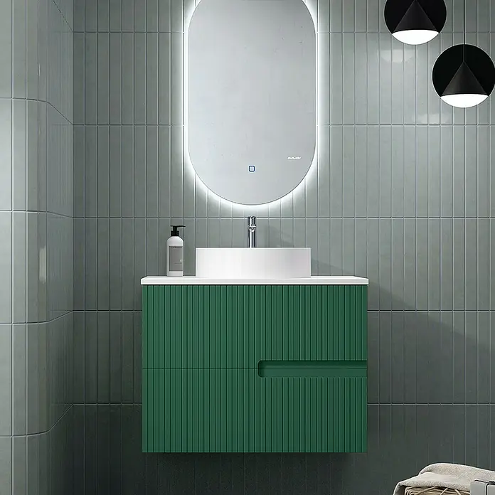 Duplach Mueble bajo de lavabo Mana - L x An x Al: 45 x 80 x 60 cm, Oliva - Interior de baño moderno con un mueble de lavabo verde, lavabo sobre encimera y espejo iluminado. Diseño elegante para un baño sofisticado.