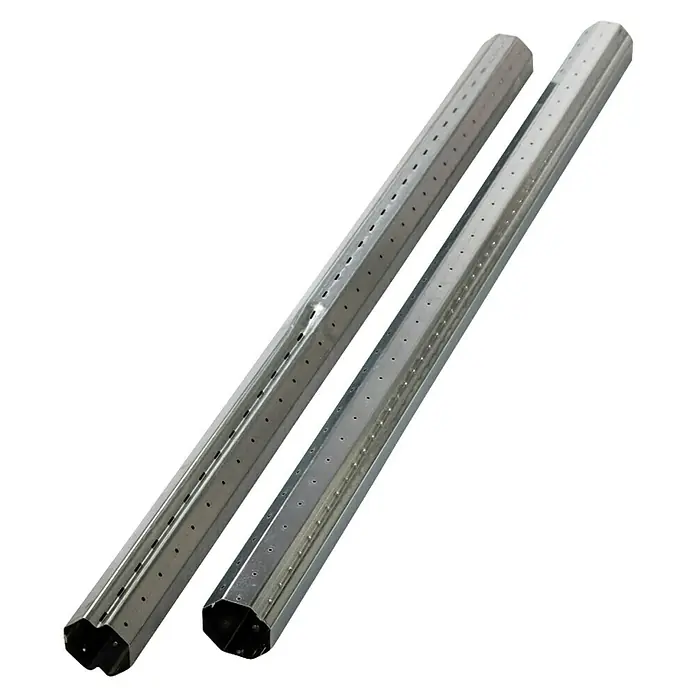 Schellenberg Achtkantwellen-Set Maxi - Auszugslänge: 160 cm, Geeignet für: Rollladen-Maxi-Systeme - Zwei Metallprofile mit Lochmuster liegen diagonal auf einem schwarz-weiß gestreiften Untergrund. Ideal für Bauprojekte oder industrielle Anwendungen.