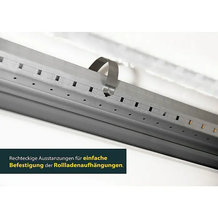 Schellenberg Achtkantwelle Maxi - 60 mm x 1,5 m, Geeignet für: Rollladen-Maxi-Systeme - Detailaufnahme einer Rollladenführungsschiene mit rechteckigen Ausstanzungen und einem Befestigungsclip zur einfachen Rollladenaufhängung.