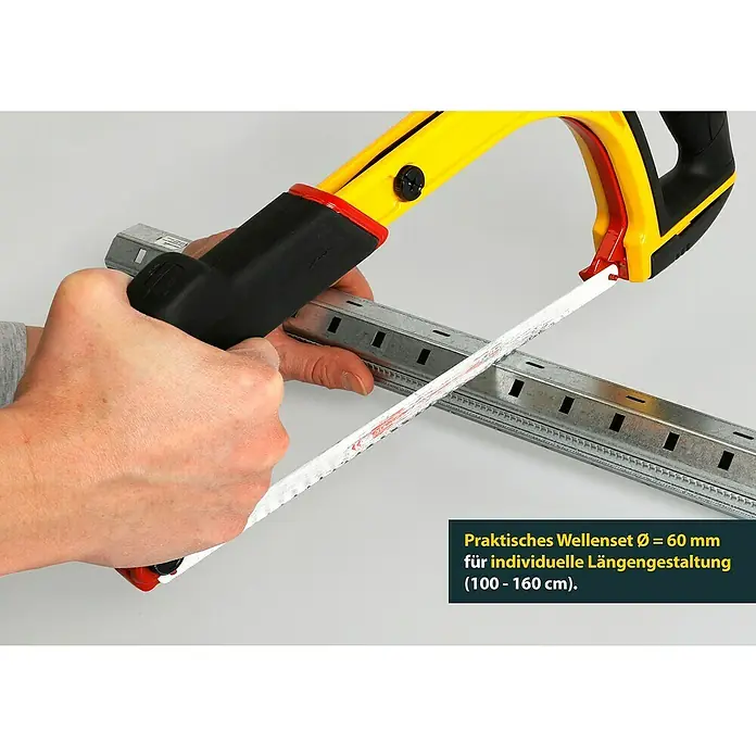 Schellenberg Achtkantwellen-Set Maxi - Auszugslänge: 160 cm, Geeignet für: Rollladen-Maxi-Systeme - Handsäge schneidet Metallprofil. Das Werkzeug hat einen gelben Griff und ein schwarzes Gehäuse, das Profil ist aus silberfarbenem Metall.