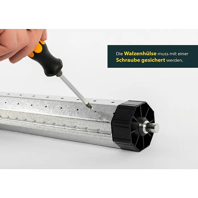 Schellenberg Walzenhülse Mini - Durchmesser Achtkantwelle: 40 mm, Länge: 104 mm, Geeignet für: Rollladen-Mini-Systeme - Nahaufnahme eines Rolladenpanzers, der mit einem Schraubendreher und einer Schraube gesichert wird. Die Walzenhülse muss gesichert werden.