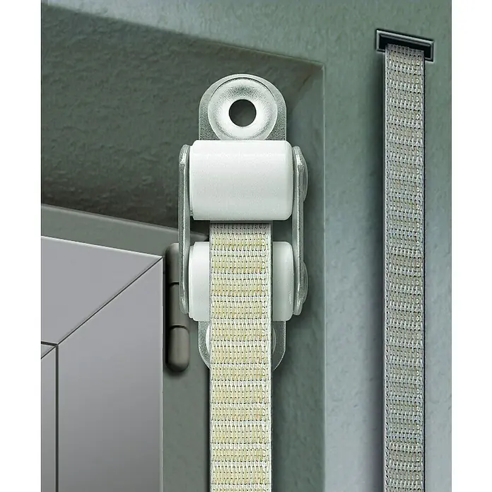 Schellenberg Gurtführung mit Doppelleiterrolle Standard Mini - Gurtbreite: 14 mm, Geeignet für: Rollladen-Mini-Systeme, Weiß - Detailansicht eines Rollbandaufhängers mit weißem Riemen, befestigt an einer Wand.