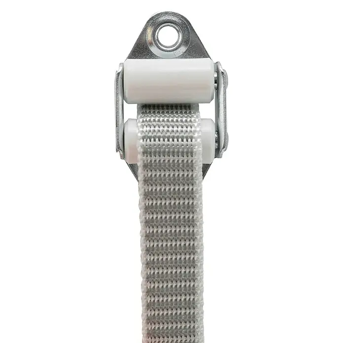 Schellenberg Gurtführung mit Doppelleiterrolle Standard Maxi - Gurtbreite: 18 mm - 23 mm, Geeignet für: Rollladen-Maxi-Systeme, Weiß - Nahaufnahme eines Rolladenbands, das durch eine Halterung mit weißen Rollen geführt wird, ideal für Fensterdekoration.
