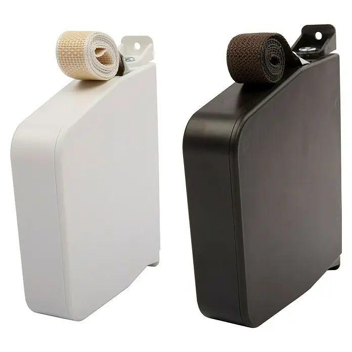 Schellenberg Aufschraubwickler Maxi - Aufputz, Gurtbreite: 23 mm, Lochabstand: 170 mm - Zwei Fenstergurtwickler in Weiß und Braun. Sie sind Aufputz montiert und haben eine automatische Einzugsfunktion für den Gurt.