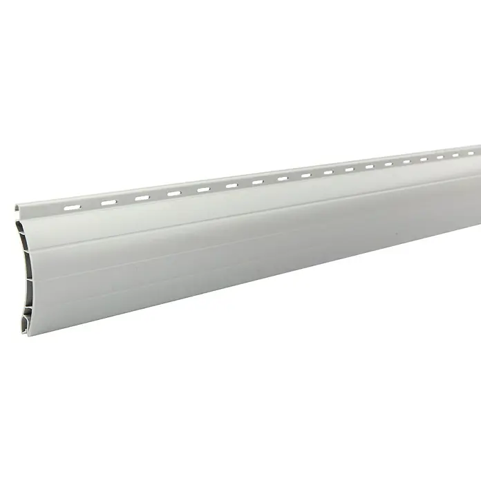 Schellenberg Rollladenprofil Maxi - L x H: 100 x 5,2 cm, Geeignet für: Rollladen-Maxi-Systeme, Grau - Nahaufnahme einer weißen Rollladenlamelle mit Rollformprofil und Löchern für Stabilität und Design, ideal für Fenster und Türen.