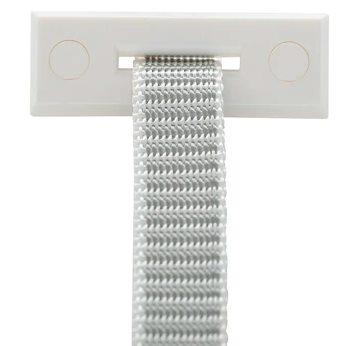 Schellenberg Gurtführung Standard Mini & Maxi - 7 x 65 x 17 mm, Geeignet für: Rollladen-Maxi/Mini-Systeme, Weiß - Nahaufnahme eines weißen Kleiderbügelhalters mit einem Textilband, das durch eine Öffnung verläuft, auf einem schwarzen Hintergrund.