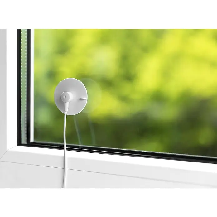 Schellenberg Sonnensensor - Passend für: Schellenberg Rollo Drive 55/65/75/105, Weiß - Nahaufnahme eines weißen Fensterrahmens mit einem Fensterkontaktsensor mit Saugnapf an der Scheibe, der die Sicherheit erhöht.