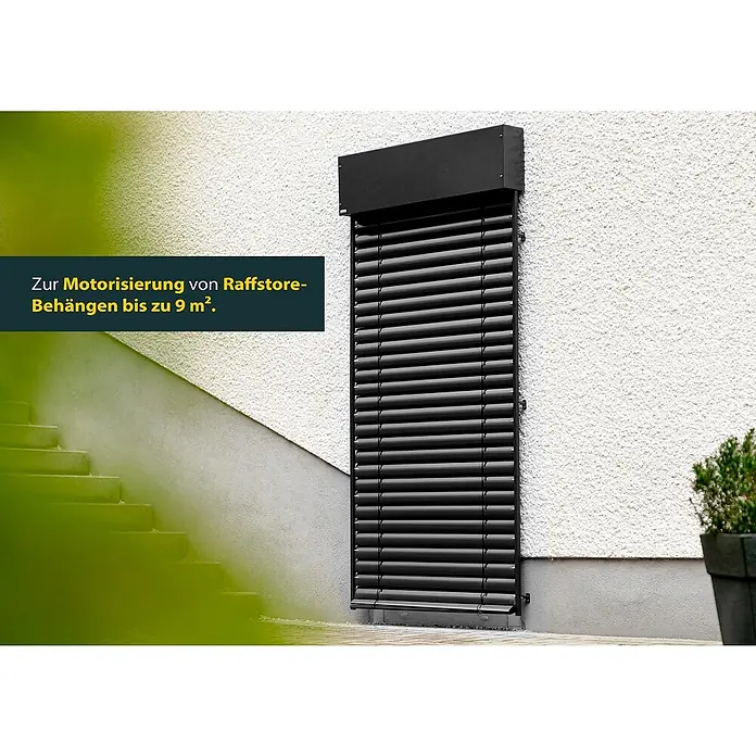 Schellenberg Raffstore-Motor Plus 9 Nm - Länge: 310 mm, Passend für: Motorisierung eines Schellenberg Raffstores mit bis zu 9 m² Fläche - Raffstore mit schwarzem Rollladenkasten an einer Hauswand. Ideal zur Motorisierung von Raffstore-Behängen bis zu 9 m².