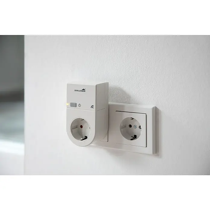 Schellenberg Smart Home Funksteckdose - Innen, Weiß - Nahaufnahme einer weißen Schellenberg-WLAN-Steckdose, die in eine Wandsteckdose eingesteckt ist, modernes und minimalistisches Design.