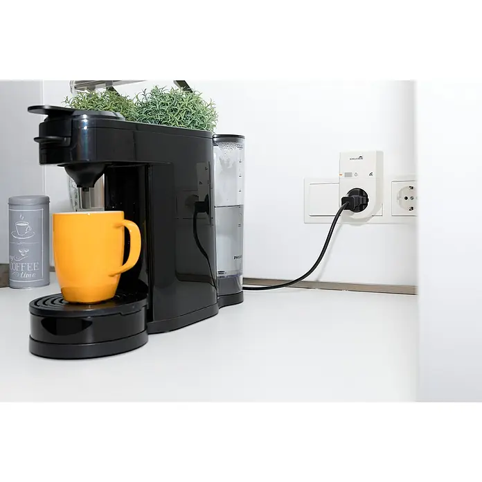 Schellenberg Smart Home Funksteckdose - Innen, Weiß - Nahaufnahme einer Kaffeemaschine mit einer gelben Tasse darauf, die an eine Steckdose angeschlossen ist.