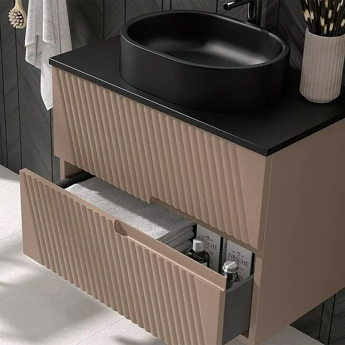 Duplach Mueble bajo de lavabo Saser - L x An x Al: 45 x 60 x 60 cm, Moka - Un moderno tocador de baño con frente de cajón ondulado, un lavabo negro sobre encimera y un diseño minimalista. Almacenamiento práctico y elegante.