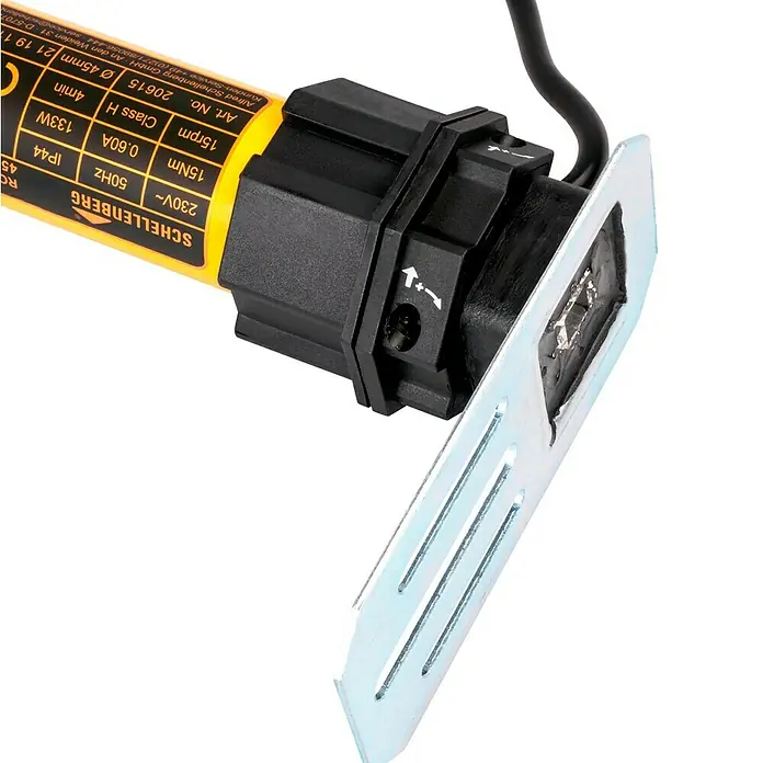 Schellenberg Rohrmotor Maxi Standard - Max. Rollladenfläche: 8,5 m² bei Kunststoffrollläden, Einbaulänge: 500 mm, Zugkraft: 34 kg - Nahaufnahme eines Schellenberg-Rolladenmotors mit gelbem Etikett, das technische Daten und Zertifizierungen zeigt.