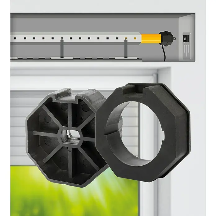 Schellenberg Adapter-Set - Geeignet für: Rollladen-Maxi-Systeme, Durchmesser: 70 mm - Nahaufnahme von Rollladenzubehör, das eine schwarze Halterung mit einer Öffnung zeigt, die für die Installation benötigt wird.