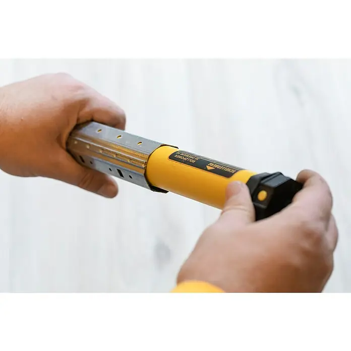 Schellenberg Funk-Rohrmotor Premium 10 Mini - Max. Rollladenfläche: 6 m² bei Kunststoffrollläden, Einbaulänge: 570 mm, Zugkraft: 25 kg - Manuelle Rollladensteuerung von Schellenberg, gelb, wird in eine Metallschiene eingesetzt, um die Bedienung zu erleichtern.