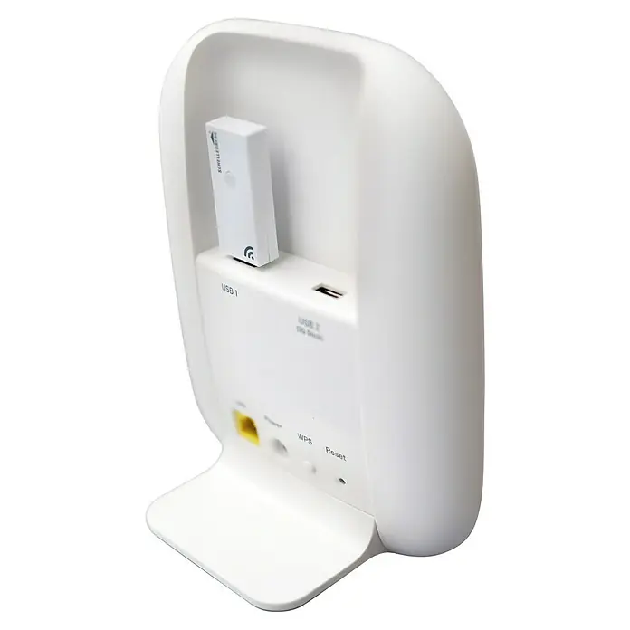 Schellenberg Smart Home Funksender Funk-Stick - Weiß, Reichweite ca.: 20 m - 100 m - Nahaufnahme eines weißen Smart Home Hubs mit einem eingesteckten USB-Stick. Ideal für Hausautomation und intelligente Steuerung.