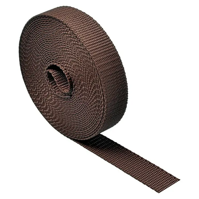 Schellenberg Rollladengurt - Braun, Länge: 6 m, Gurtbreite: 23 mm - Nahaufnahme von braunem Gurtband, aufgerollt und auf einem schwarzen Hintergrund präsentiert. Ideal für vielseitige Anwendungen.
