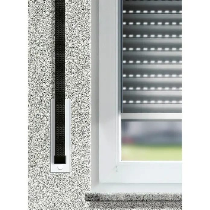 Schellenberg Rollladengurt - Schwarz, Länge: 6 m, Gurtbreite: 14 mm - Detailaufnahme eines Rollladengurts und eines Fensters. Der Rollladengurt ist in einem weißen Gehäuse an der Wand befestigt.