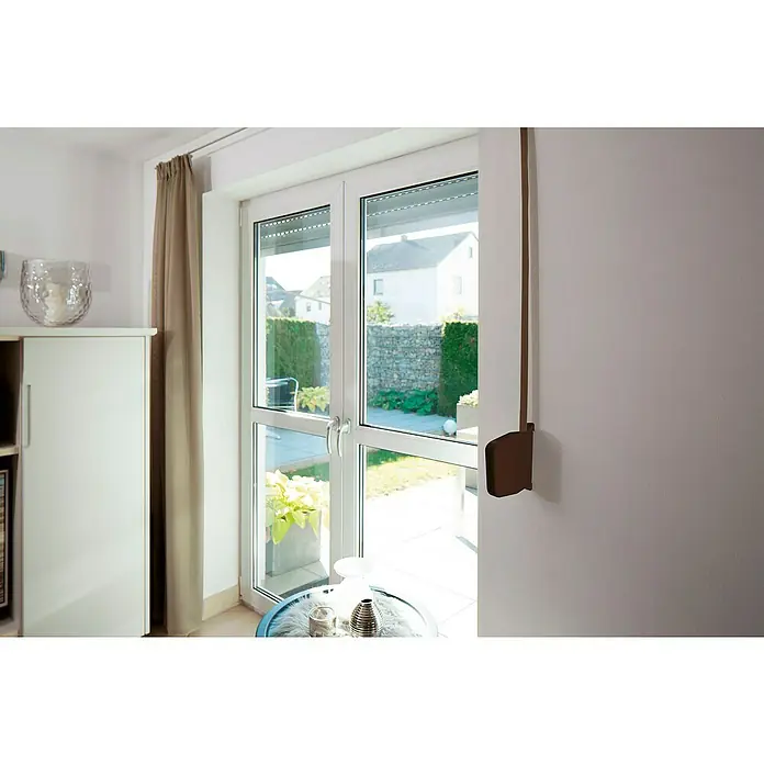 Schellenberg Aufschraubwickler Maxi - Aufputz, Gurtbreite: 23 mm, Lochabstand: 170 mm - Helle Inneneinrichtung mit Terrassentüren, die einen Blick in den Garten freigeben. Ein Rollladenkasten ist über der Tür sichtbar.