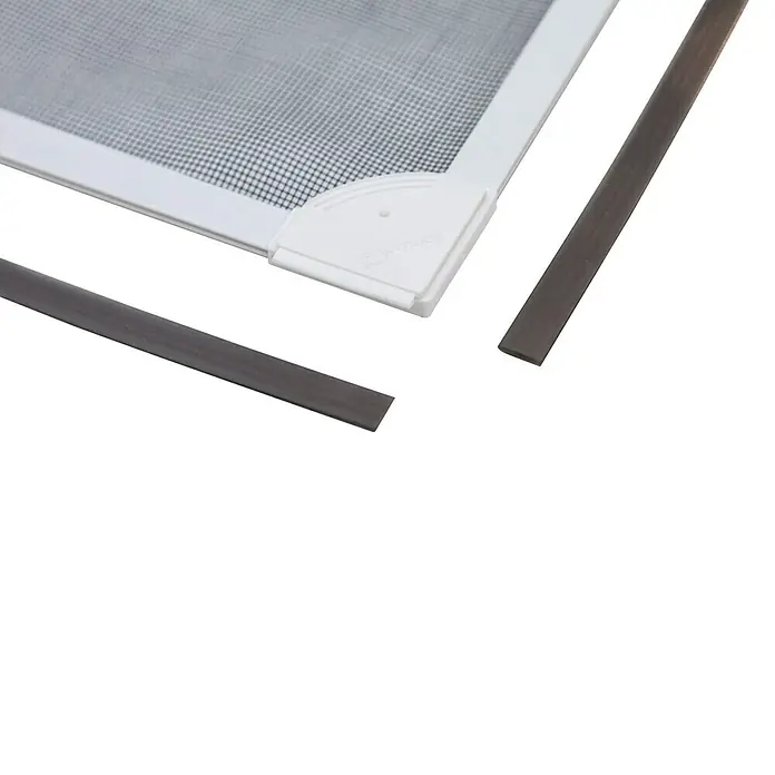 Schellenberg Insect Stop Insektenschutzgitter - B x H: 100 x 120 cm, Farbe Rahmen: Weiß, Montage Insektengitter: Magnetisch anheften - Nahaufnahme eines weißen Fliegengitters mit Eckverbinder und Gummilippe zur Befestigung des Gitters im Rahmen.