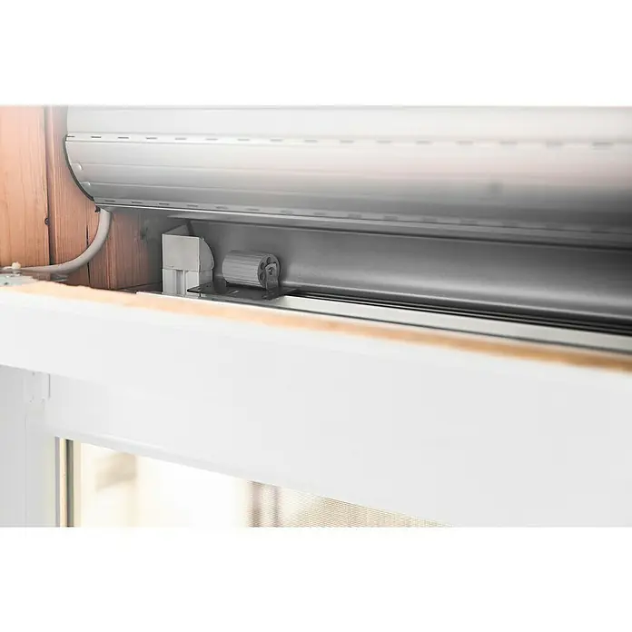 Schellenberg Andruckrolle - Geeignet für: Rollladen-Maxi-Systeme - Detailaufnahme eines Rollladensystems in einem Fensterrahmen, das die Mechanik und Konstruktion des Rollladens zeigt.