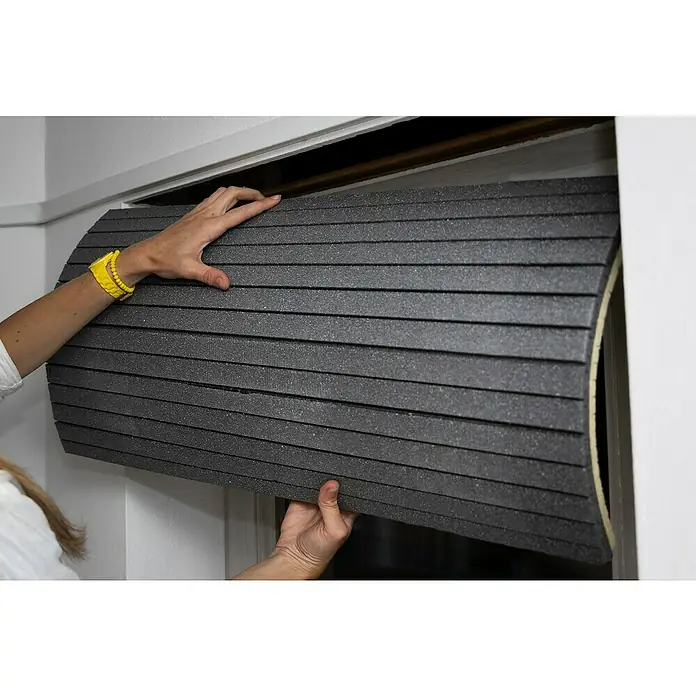 Schellenberg Rollladenkasten-Dämmmatte - 100 x 79 x 2,5 cm, Passend für: Enge Rollladenkästen - Isolierung eines Fensters mit einer grauen, gerippten Isolierplatte zur Wärmeisolierung.