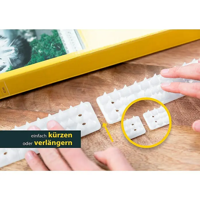 Schellenberg Taubenschutz - L x B x H: 49 x 4,3 x 2 cm - Das Bild zeigt flexible, weiße Leisten mit Noppen, die sich einfach kürzen oder verlängern lassen, ideal zur Anpassung an Bilderrahmen.