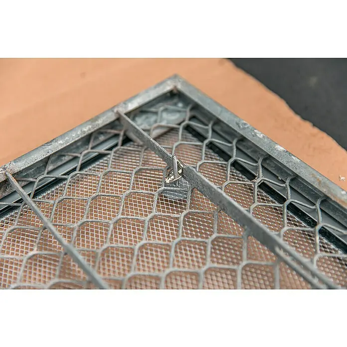 Schellenberg Lichtschachtabdeckung - B x H: 55 x 110 cm, Aluminium - Nahaufnahme eines robusten, rechteckigen Metallgitters mit Drahtverbindungen, ideal für Schutz oder industrielle Anwendungen.