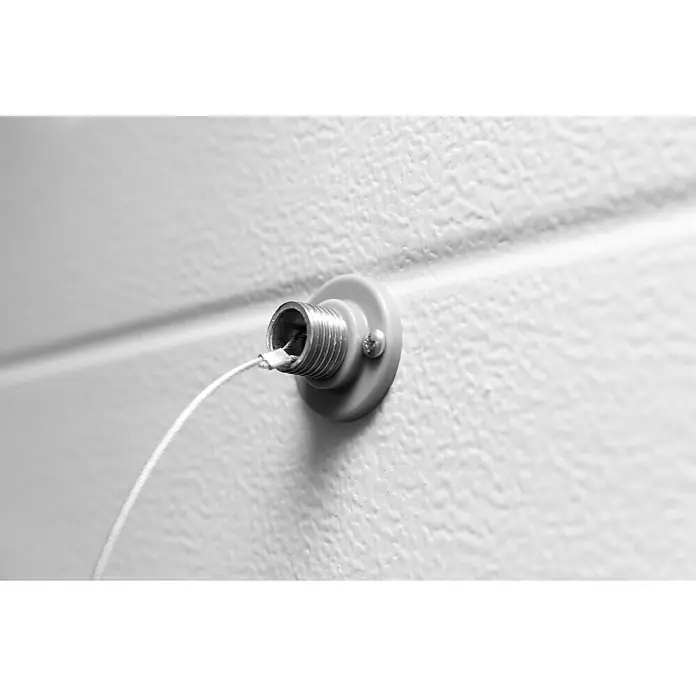 Schellenberg Notentriegelungs-Schloss Powerlift - Passend für: Garagentore bis 40 mm Stärke - Nahaufnahme einer Halterung mit Gewinde, die an einer Wand befestigt ist, und ein Kabel, das aus ihr herausragt.