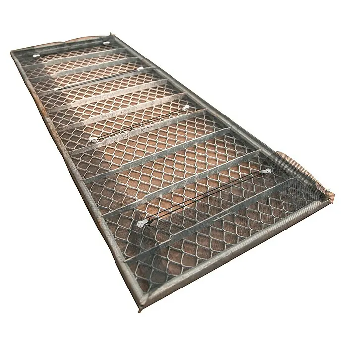 Schellenberg Lichtschachtabdeckung - Kunststoff - Nahaufnahme eines rechteckigen, metallumrandeten Gitters mit Maschendrahtfüllung und einigen Haltepunkten.