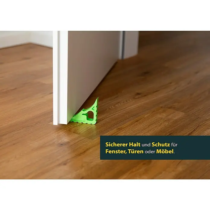Schellenberg Tür- & Fensterstopper - Grün - Ein grüner Türstopper aus Kunststoff hält eine weiße Tür auf einem Holzboden offen, sicherer Halt für Fenster, Türen oder Möbel.