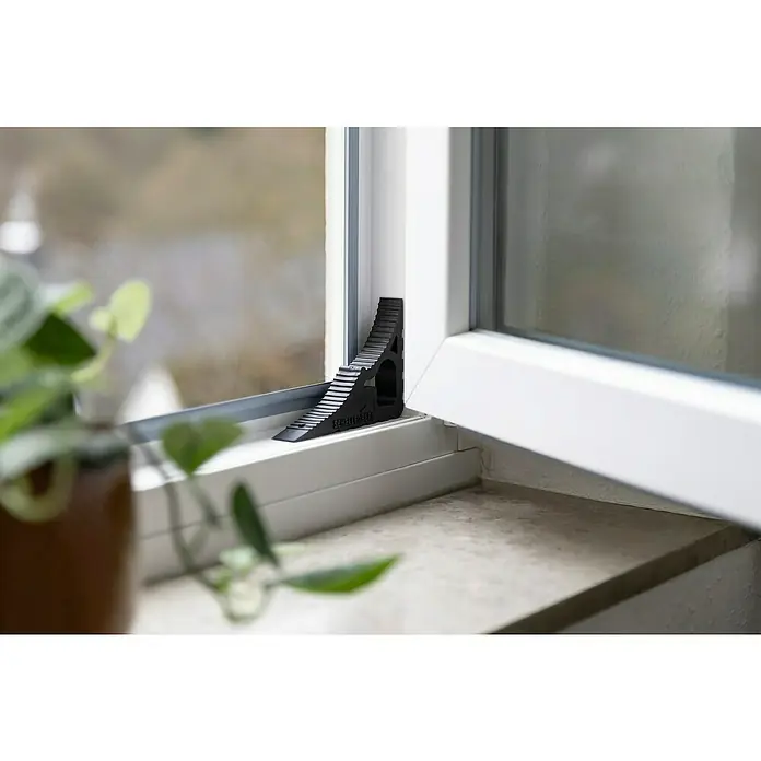 Schellenberg Tür- & Fensterstopper - Schwarz - Fensterkeil der Marke Schellenberg im Fensterrahmen.