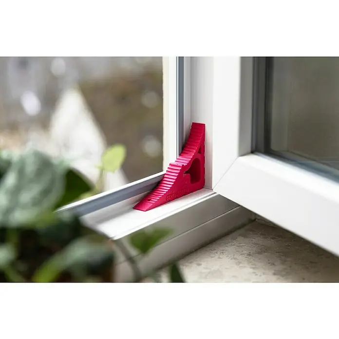 Schellenberg Tür- & Fensterstopper - Pink - Der rote Schellenberg Fenster Keil wird genutzt, um ein Fenster zu sichern und es in einer bestimmten Position zu halten, während es geöffnet ist.