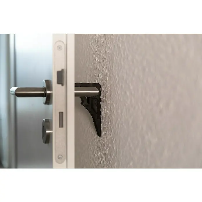 Schellenberg Tür- & Fensterstopper - Schwarz - Das Bild zeigt einen schwarzen Türstopper, der an der Wand neben einem Türgriff befestigt ist, um die Tür offen zu halten und Beschädigungen zu vermeiden.