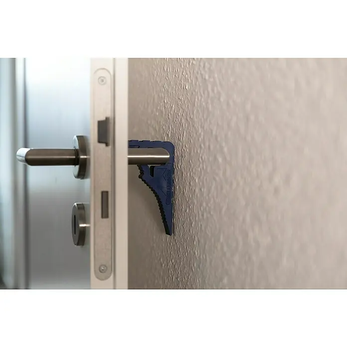 Schellenberg Tür- & Fensterstopper - Dunkelblau - Ein blauer Türstopper von Schellenberg sichert eine Tür, indem er zwischen Griff und Wand platziert wird, um ein Zuschlagen zu verhindern.