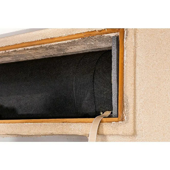 Schellenberg Rollladenkasten-Dämmmatte - 100 x 50 x 1,3 cm, Passend für: Enge Rollladenkästen - Nahaufnahme eines abgedunkelten Fensters mit Isolierung und einem Zugband, das herausragt. Die Materialien und Texturen sind gut sichtbar.