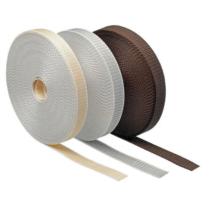 Schellenberg Rollladengurt - Beige, Länge: 12 m, Gurtbreite: 18 mm - Nahaufnahme von drei Rollen Gurtband in Beige, Grau und Braun. Ideal für Bastelarbeiten, Taschengurte oder Bekleidung.