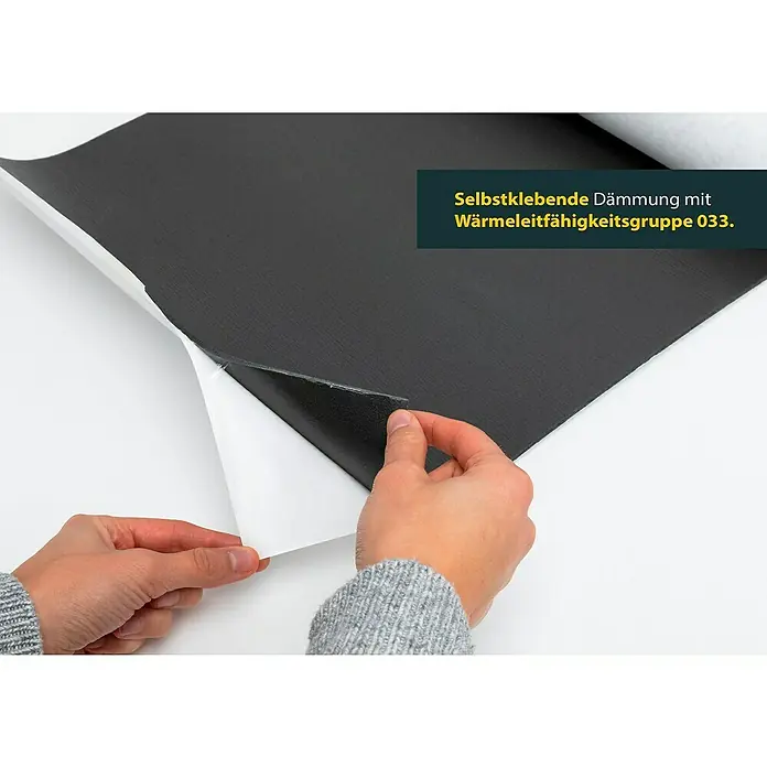 Schellenberg Rollladenkasten-Dämmmatte - 1.500 x 375 x 3 mm - Selbstklebende Dämmung mit Wärmeleitfähigkeitsgruppe 033 wird von einer Person vom Trägerpapier gelöst.