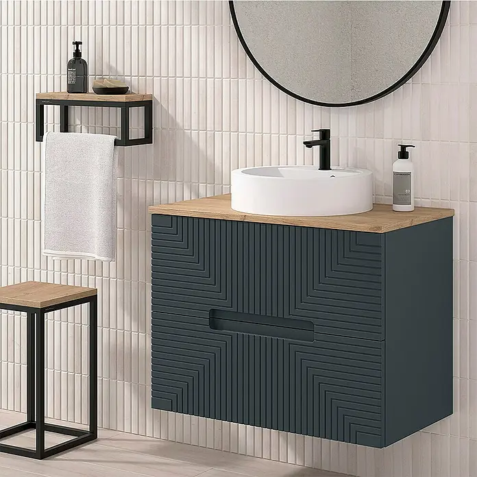 Duplach Mueble bajo de lavabo Teram - L x An x Al: 45 x 80 x 60 cm, Antracita - Elegante baño con mueble de lavabo azul petróleo oscuro y encimera de madera, complementado con un espejo redondo.