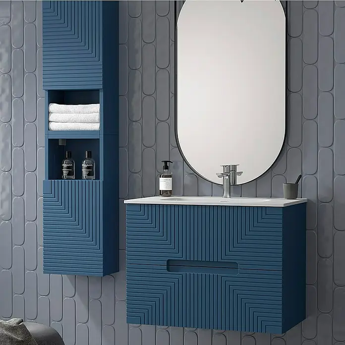 Duplach Mueble bajo de lavabo Teram - L x An x Al: 45 x 60 x 60 cm, Oceano - Baño con mueble de lavabo azul, armario alto y espejo ovalado sobre pared de azulejos azules.