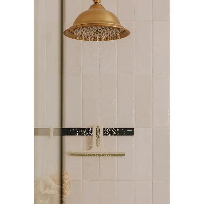 Cosmic Limpiamamparas para baño y ducha Alife - Blanco perla, Plástico (ABS) - La imagen muestra un limpiacristales con su soporte fijado a paredes alicatadas, debajo de una ducha que funciona. Práctico para un baño limpio.