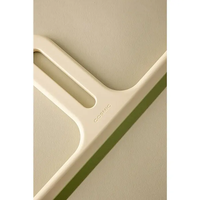Cosmic Limpiamamparas para baño y ducha Alife - Blanco perla, Plástico (ABS) - Vista detallada de un limpiacristales beige "Cosmic" con una banda de goma verde, utilizado para limpiar paredes y azulejos de la ducha.