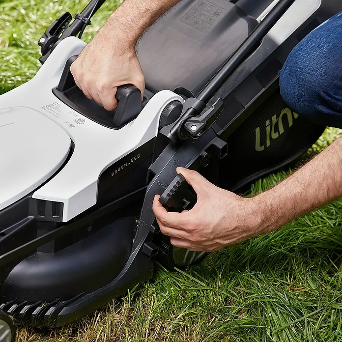 Litheli U20 Akku-Rasenmäher - 20 V, Ohne Akku, Schnittbreite: 33 cm - Detailaufnahme eines Lithium-Ionen-Rasenmähers in Benutzung, der auf einer grünen Rasenfläche steht.